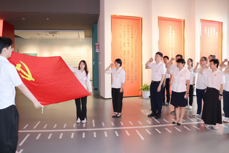 17538487315734835SIu.jpg 重溫入黨誓詞.jpg