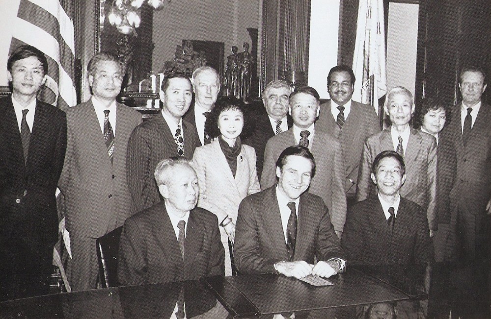 web1、1982年汪潔總經(jīng)理在美國(guó)新澤西州拜訪州長(zhǎng)凱恩先生及加州州務(wù)卿徐敏小姐.jpg