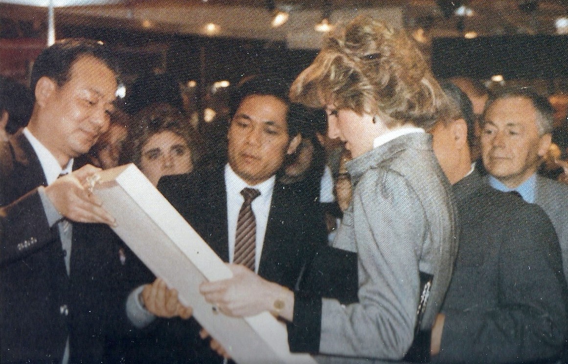 web3、1985年汪潔總經(jīng)理在英國(guó)倫敦《理想家庭博覽會(huì)》上向戴安娜王妃贈(zèng)送《戴安娜王妃》刺繡像。王妃連連稱贊“非常像”.jpg