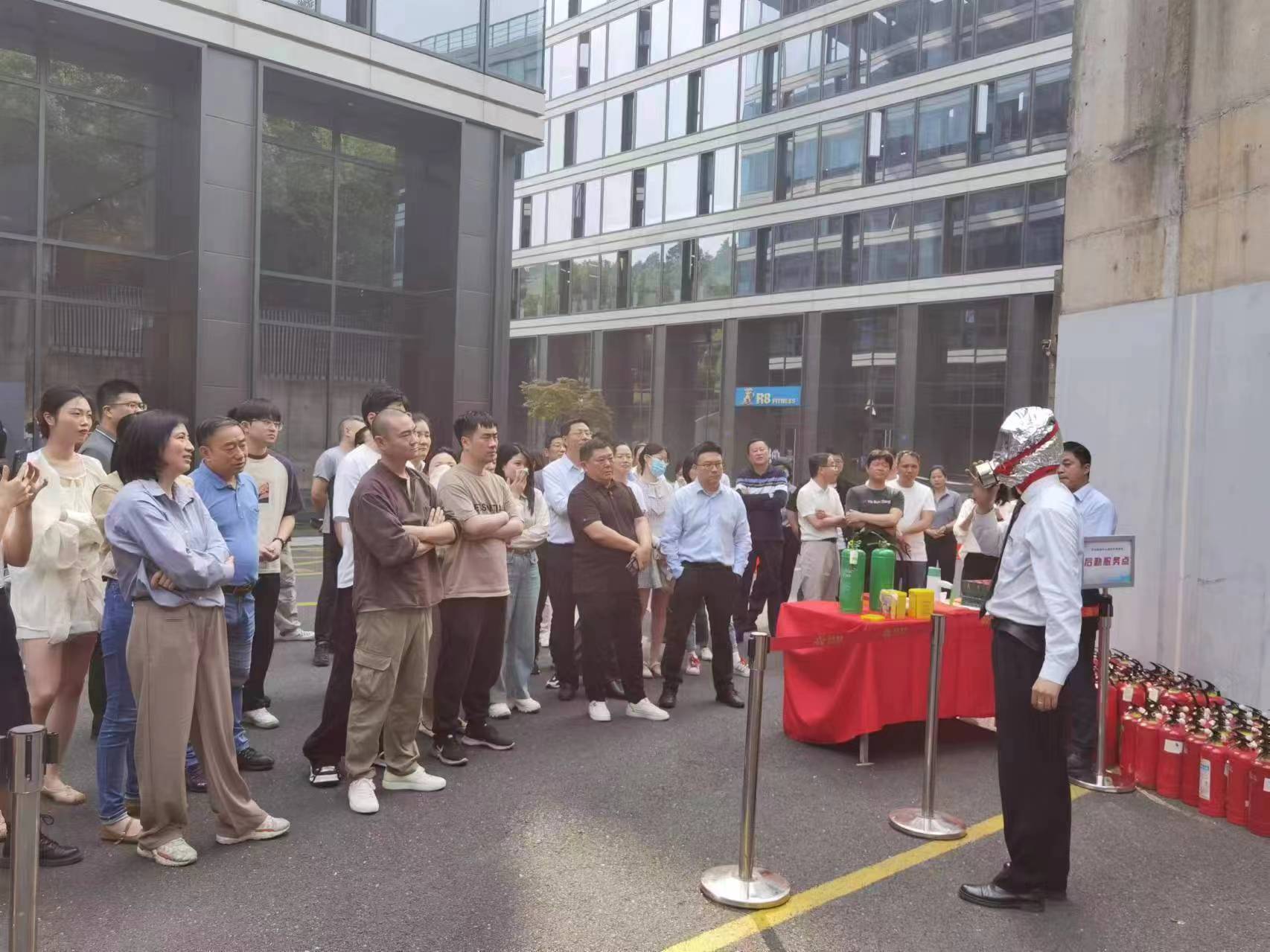 商業(yè)公司開展“人人講安全、個個會應(yīng)急”消防應(yīng)急演練活動